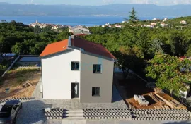 Vrbnik, otok Krk, dinamična samostojeća kuća sa bazenom i velikom okućnicom, Vrbnik, Casa