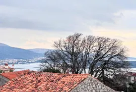 OTOK KRK,KORNIĆ kuća u nizu sa garažom i dvorištem, Krk, Famiglia