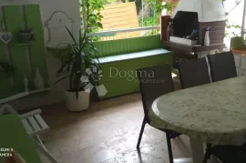 Venecijanska vila stan u srcu Pule, Pula, Appartement