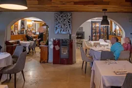 RENOMIRANI RESTORAN S BOUTIQUE HOTELOM NA BREŽULJKU, Buje, Ticari emlak