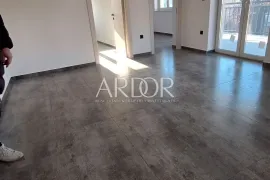 Srdoči, kvalitetna novogradnja sa terasom, 2S+DB, Rijeka, Appartement