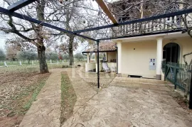 Novigrad, prodaja 2 stana sa okućnicom 150m2   !, Novigrad, Appartamento