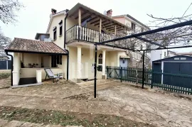 Novigrad, prodaja 2 stana sa okućnicom 150m2   !, Novigrad, Appartamento