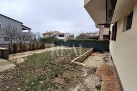 Novigrad, prodaja 2 stana sa okućnicom 150m2   !, Novigrad, Appartamento