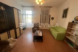 Pula, Kaštanjer stan u starogradnji 65 m2, Pula, Apartamento