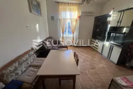 Pula, Kaštanjer stan u starogradnji 65 m2, Pula, Flat