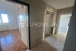 Pula, Kaštanjer stan nadomak centra 65 m2 s pogledom na more, Pula, Appartment