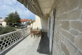 Otok Krk, grad Krk, dvojna kuća sa tri apartmana na 400m od mora, Krk, Casa