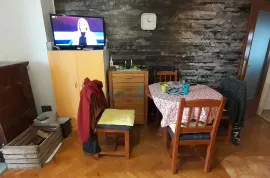 Otok Krk, grad Krk, dvojna kuća sa tri apartmana na 400m od mora, Krk, Casa