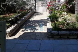 Otok Krk, Omišalj, Samostojeća jednokatnica s okućnicom, prodaja, Omišalj, House