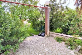 Crikvenica - samostojeća kuća s apartmanom na prostranoj okućnici, prodaja, Crikvenica, House