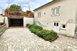 Crikvenica - samostojeća kuća s apartmanom na prostranoj okućnici, prodaja, Crikvenica, House