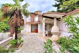 Crikvenica - samostojeća kuća s apartmanom na prostranoj okućnici, prodaja, Crikvenica, House