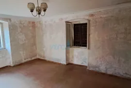 Malinska, samostojeća kamena kuća 160 m2 blizu mora i centra grada, Malinska-Dubašnica, Casa