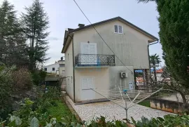 Malinska, samostojeća kuća 250 m2, sa 5 apartmana i pogledom na more, Malinska-Dubašnica, Casa