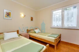 Malinska, samostojeća kuća 250 m2, sa 5 apartmana i pogledom na more, Malinska-Dubašnica, Casa