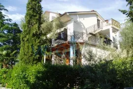 Malinska, samostojeća kuća 250 m2, sa 5 apartmana i pogledom na more, Malinska-Dubašnica, Casa