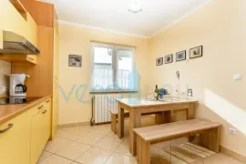 Malinska, samostojeća kuća 250 m2, sa 5 apartmana i pogledom na more, Malinska-Dubašnica, Casa