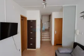 Uvala Soline, otok Krk, dvoetažni stan 89 m2 sa pogledom na more i okućnicom, Dobrinj, Apartamento