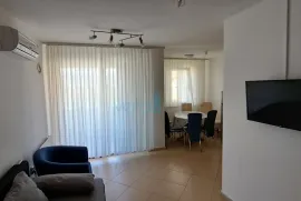 Uvala Soline, otok Krk, dvoetažni stan 89 m2 sa pogledom na more i okućnicom, Dobrinj, Apartamento