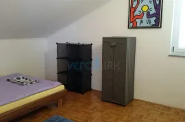 Krk grad, trosobni stan 75m2 sa dvorištem, prodaja, Krk, Kвартира