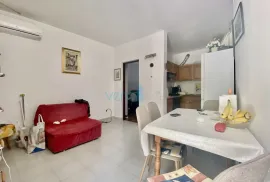 Otok Krk, Baška, Stan u prizemlju s okućnicom, prodaja, Baška, Apartamento