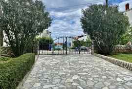 Otok Krk, Malinska,  Osebujna villa s parkom i bazenom na odličnoj lokaciji, prodaja, Malinska-Dubašnica, بيت