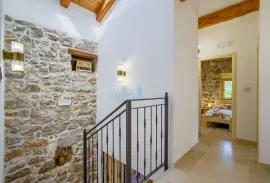 Otok Krk, Vrbnik, šira okolica - samostojeća kuća s bazenom, okućnica 700m2 prodaja, Vrbnik, Дом