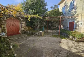 Crikvenica, Bribir- imanje sa 2 kuće i parcelom od 1778m2, prodaja, Vinodolska Općina, Casa