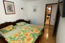 Grad Krk, okolica, samostojeća kuća sa 3 apartmana i pogledom na more, Krk, Casa