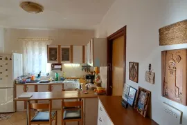 Malinska, okolica, dva stana 83 m2 sa okućnicom, parking, prodaja, Malinska-Dubašnica, Apartamento