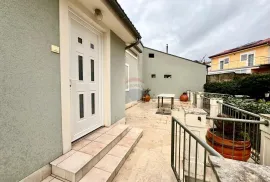 Crikvenica centar - kuća sa 3 stana, 149 m2, Crikvenica, Casa