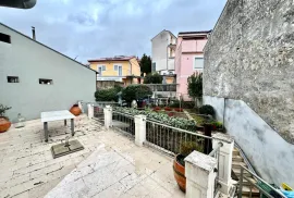 Crikvenica centar - kuća sa 3 stana, 149 m2, Crikvenica, Casa