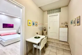 Crikvenica centar - kuća sa 3 stana, 149 m2, Crikvenica, Casa