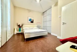 Crikvenica centar - kuća sa 3 stana, 149 m2, Crikvenica, Casa