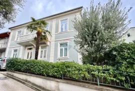 Crikvenica centar - kuća sa 3 stana, 149 m2, Crikvenica, Casa