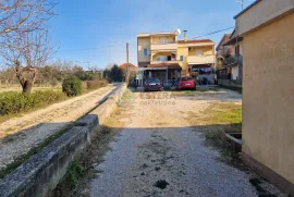 Turanj PRODAJA dvojna kuća sa dva stana, garaža, 150 m od mora, Sveti Filip I Jakov, Maison