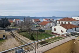 Turanj PRODAJA dvojna kuća sa dva stana, garaža, 150 m od mora, Sveti Filip I Jakov, Maison