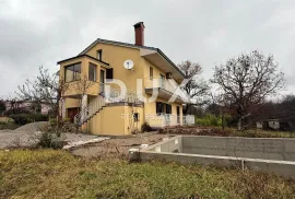 ISTRA,LABIN - Kuća s 2 stana i prostranim zemljištem, Labin, Ev