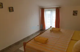 Otok Krk, Uvala Soline, samostojeća kuća sa 6 apartmana i pogledom na more, prodaja, Dobrinj, Kuća