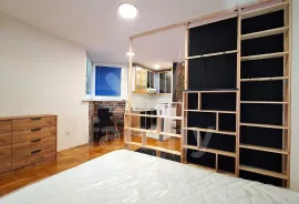 STAN SA LOĐOM NA ATRAKTIVNOJ LOKACIJI, Pula, Apartamento