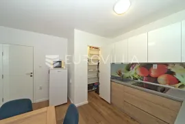 Osijek, Sjenjak, Dvosoban opremljen stan u povišenom prizemlju, 56 m², Osijek, Appartamento