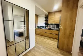 Istra, Pula,moderan četverosoban stan NKP 11O m2, garaža, blizina centra, Pula, Appartement