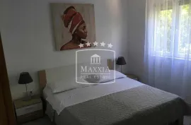 Tribanj - kuća sa 6 uređenih ap. mogućnost polupansiona! 649000€, Starigrad, بيت