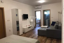 Tribanj - kuća sa 6 uređenih ap. mogućnost polupansiona! 649000€, Starigrad, Casa