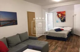 Tribanj - kuća sa 6 uređenih ap. mogućnost polupansiona! 649000€, Starigrad, Maison