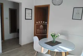 Tribanj - kuća sa 6 uređenih ap. mogućnost polupansiona! 649000€, Starigrad, بيت