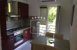 Tribanj - kuća sa 6 uređenih ap. mogućnost polupansiona! 649000€, Starigrad, Maison