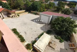 Maslenica - kuća sa 4. ap. i velikim dvorištem, pogled na more i blizina mora! 349000€, Jasenice, بيت