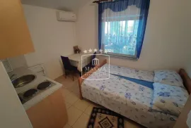 Maslenica - kuća sa 4. ap. i velikim dvorištem, pogled na more i blizina mora! 349000€, Jasenice, بيت